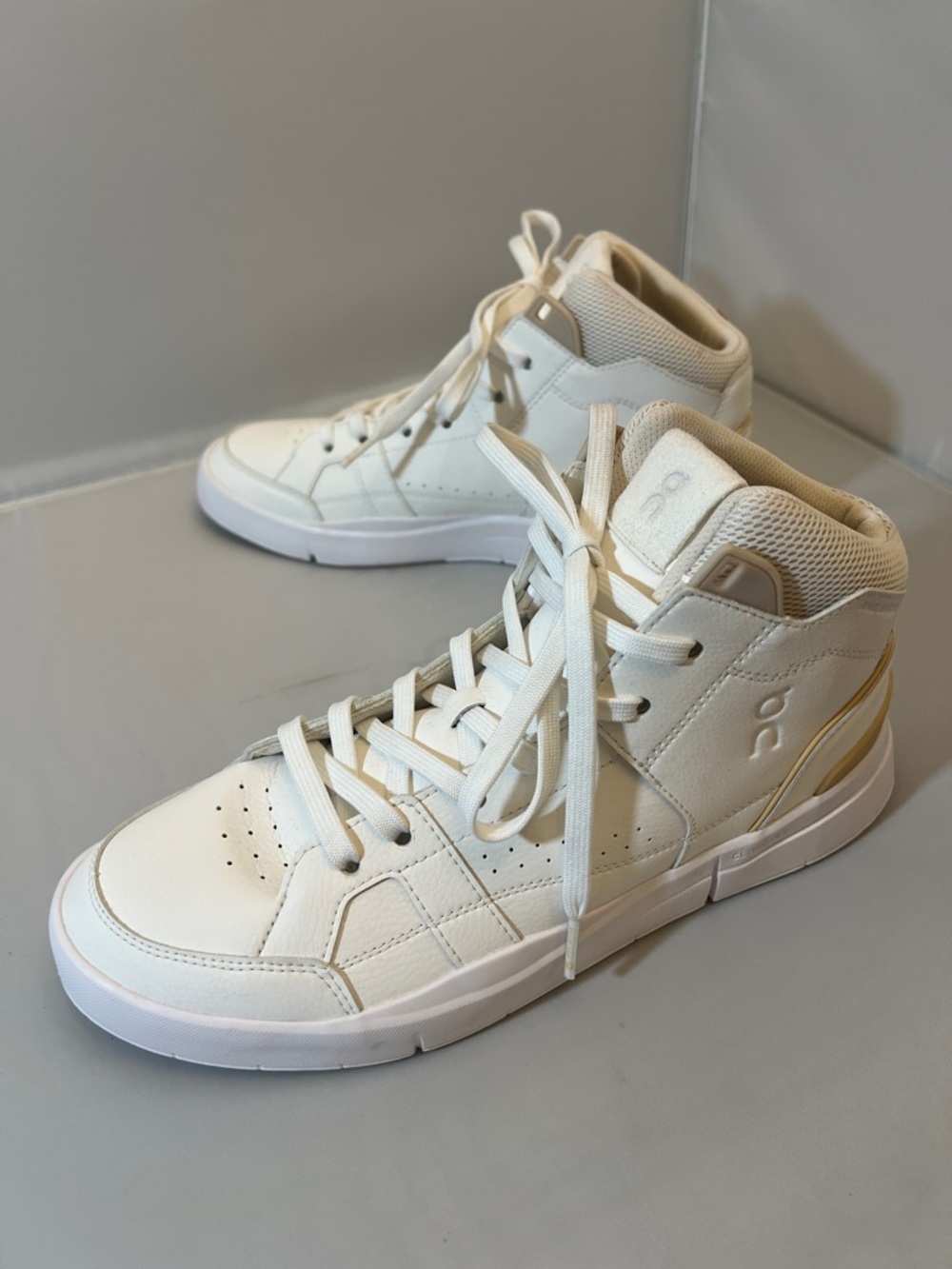 On Wmns The Roger Clubhouse Mid Sneakers White Savannah. Size 9.5. NWOT